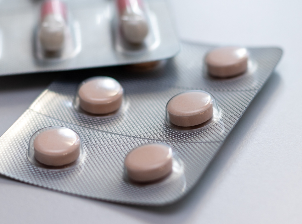 ¿Los tratamientos orales para frenar la caída del cabello deben tomarse de por vida? Una visión médica basada en evidencia